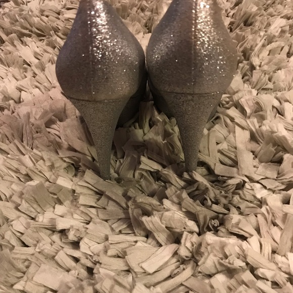 Enzo Angiolini Silver Glitter Pumps - Picture 4 of 14